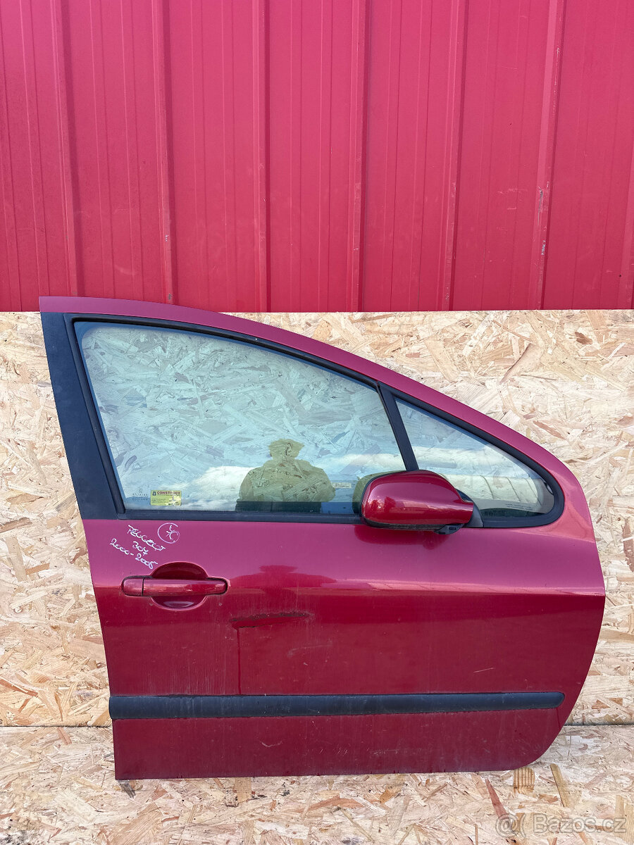 PRODÁM PRAVÉ PŘEDNÍ DVEŘE PEUGEOT 307 2000-2005