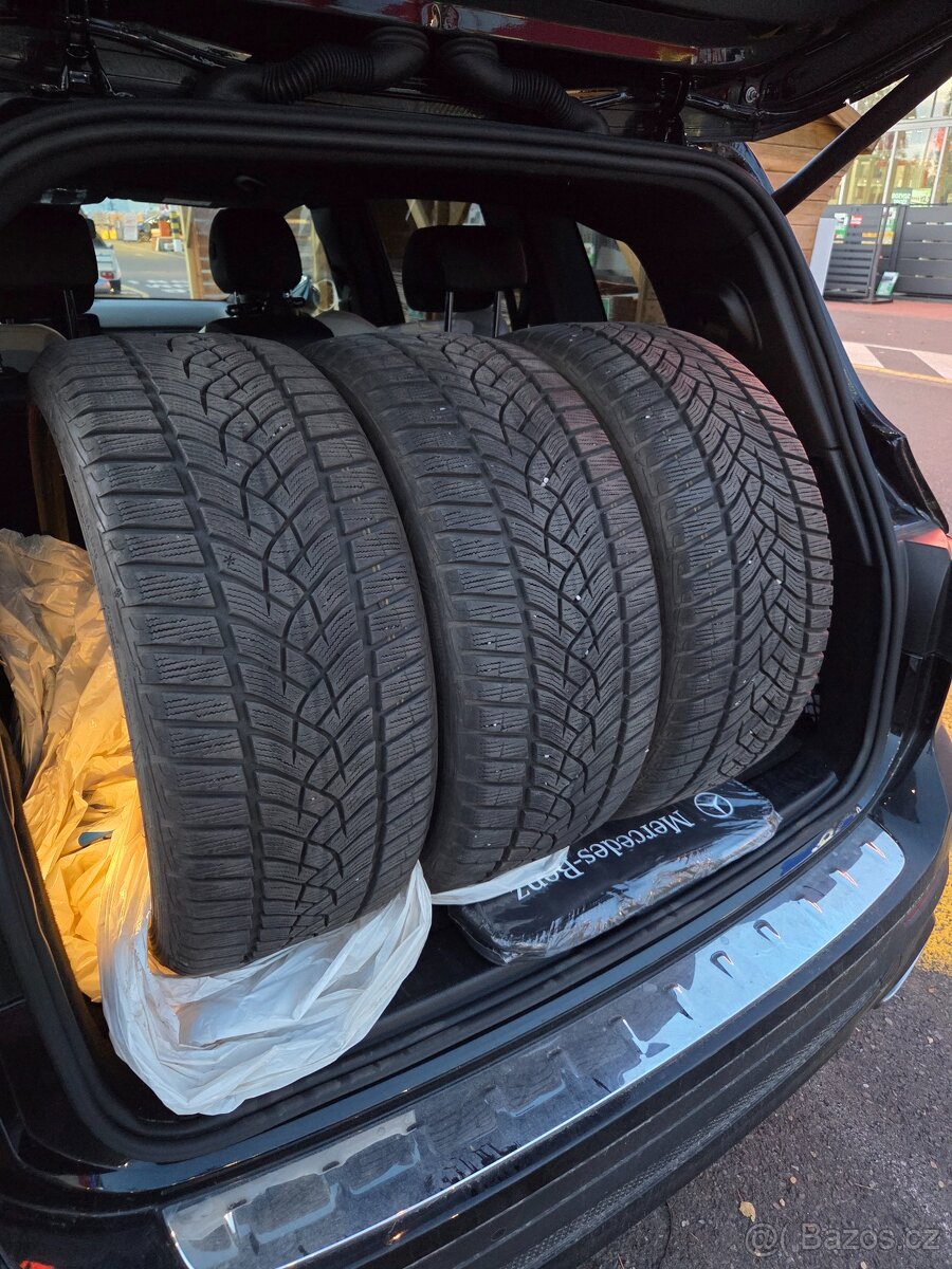 zimní Goodyear UltraGrip Performance + 225/40 R18 92V