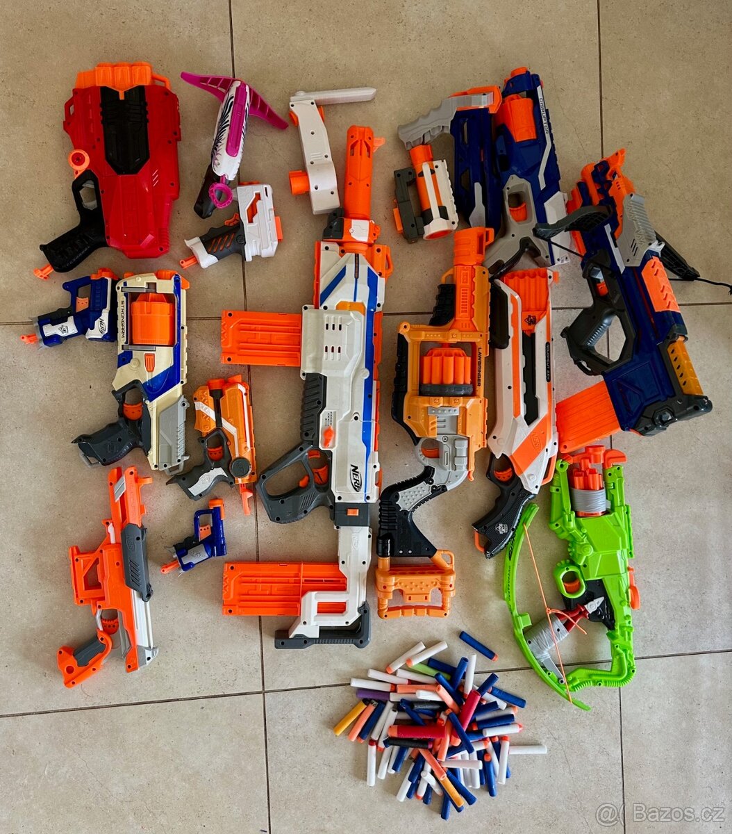 Sbírka dětských pistolí NERF včetně nábojů