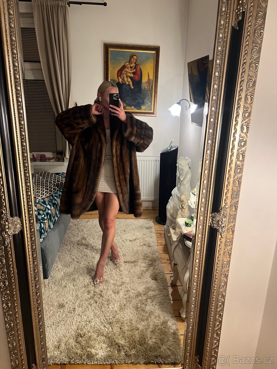 Norkový hnědý kožich