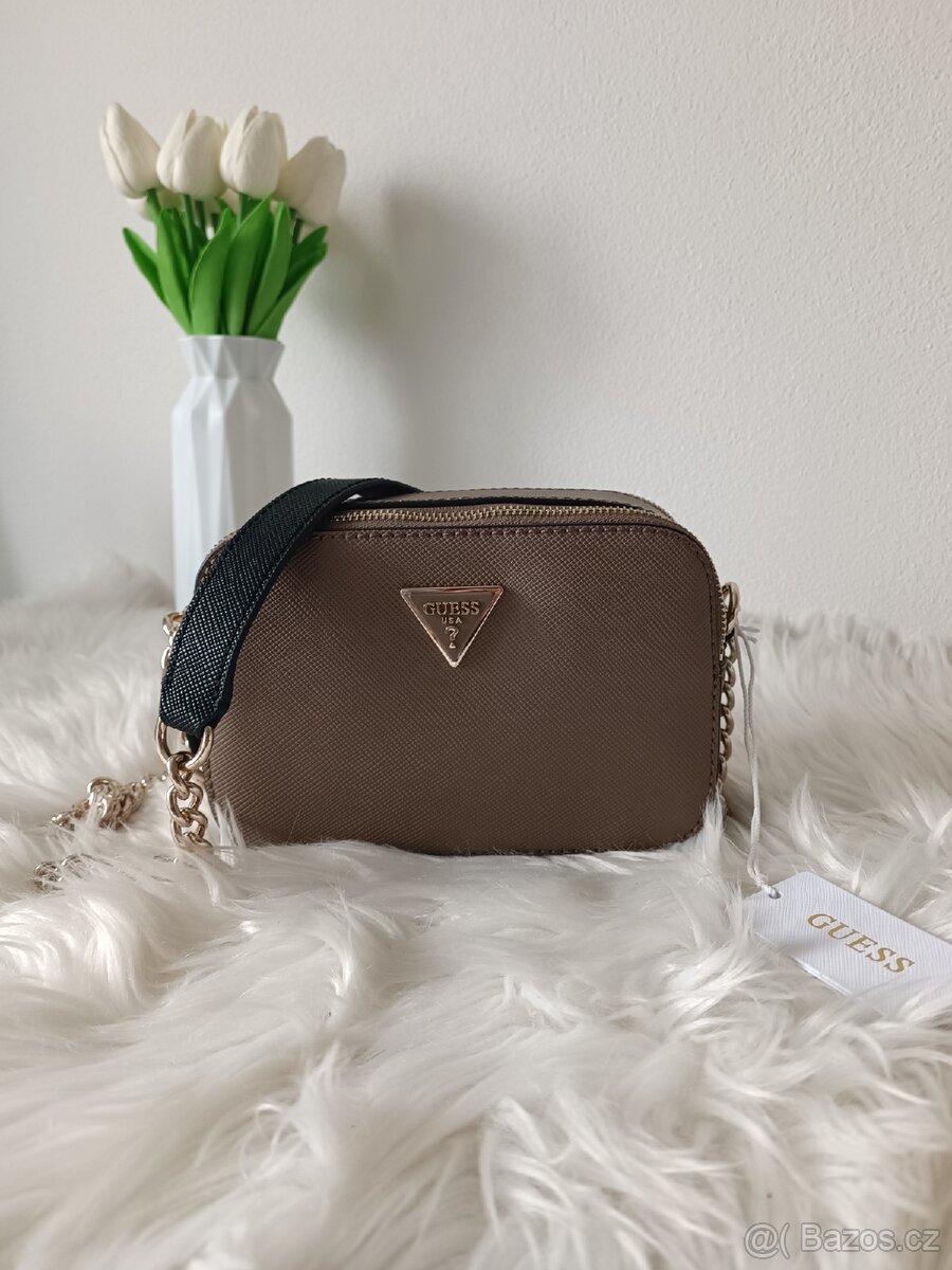 Hnědá crossbody kabelka Guess