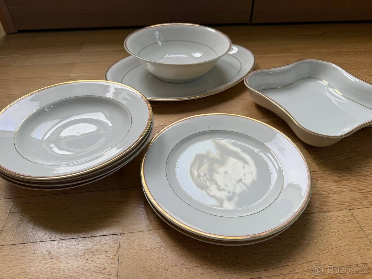 Porcelánová sada se zlatým lemováním
