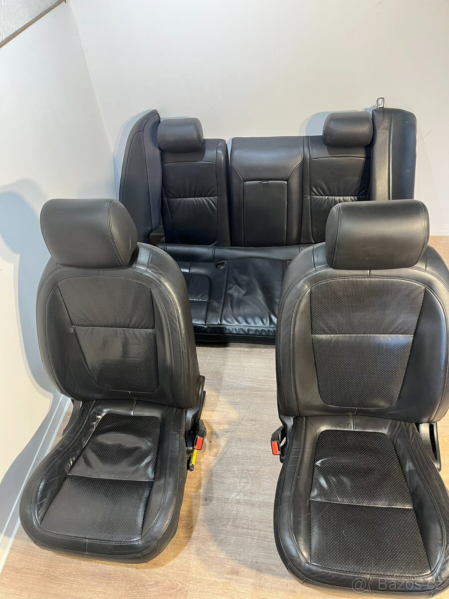 /// Interiér-sedačky Jaguar XF ///