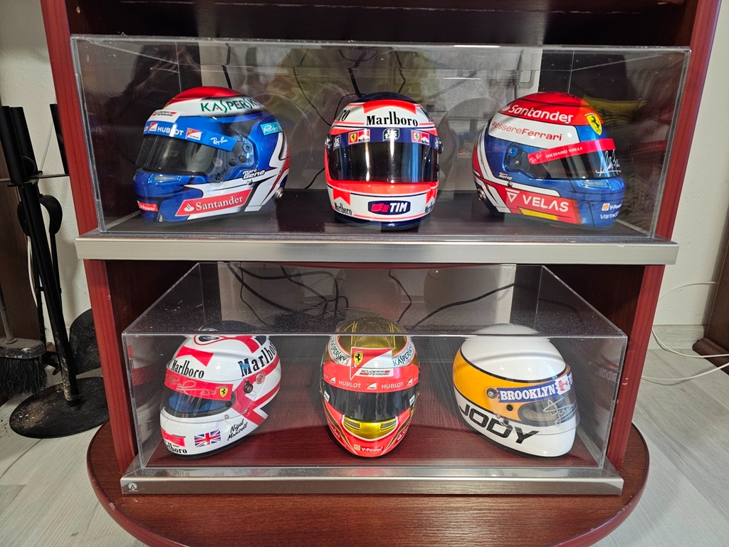 Prodám helmy 1:2 pilotů Ferrari