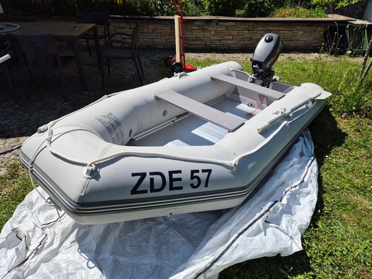 Nafukovací člun 3,3m s motorem Johnson 5 hp