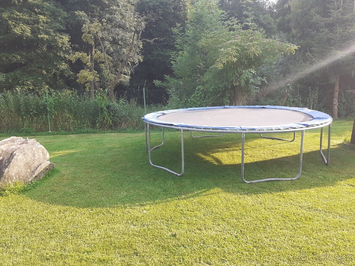 trampolína