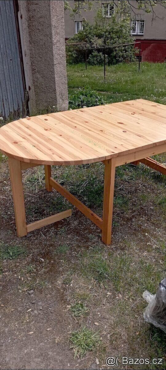 Jídelní rozkládací stůl z masivu (borovice)