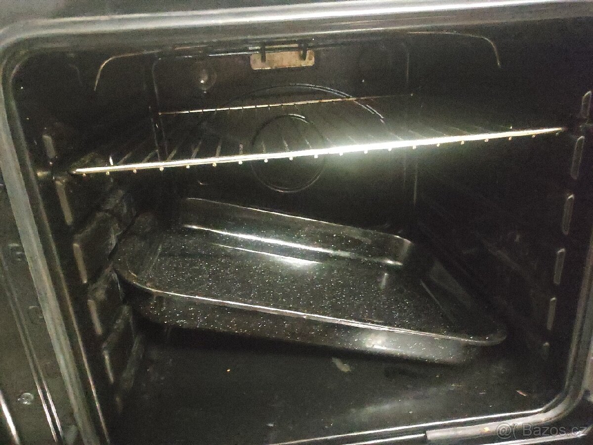 Vestavná trouba Mora