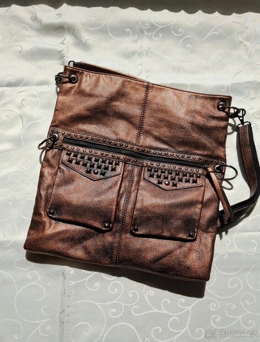 Hnědá nošená kabelka