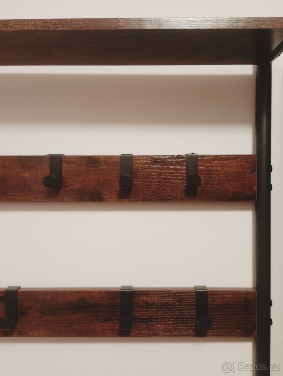 Věšák s botníkem