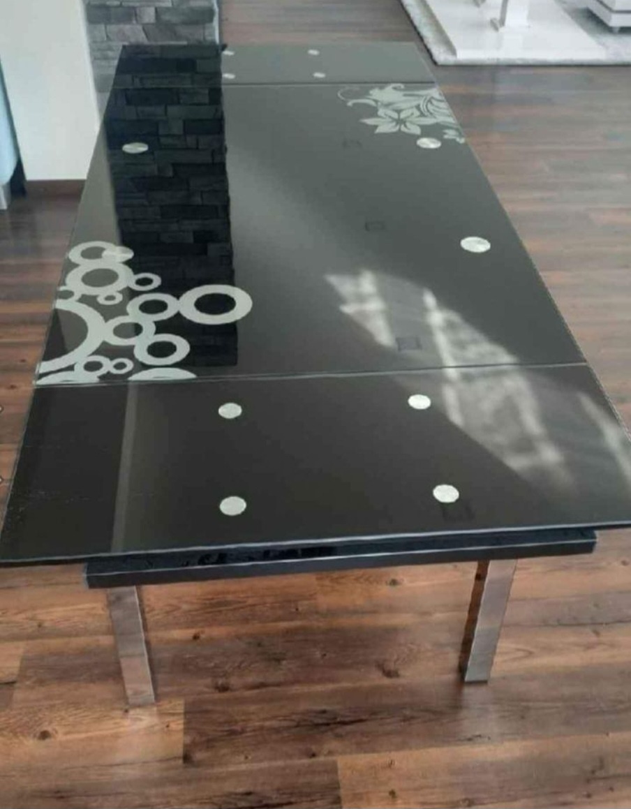 Rozkládací jídelní stůl