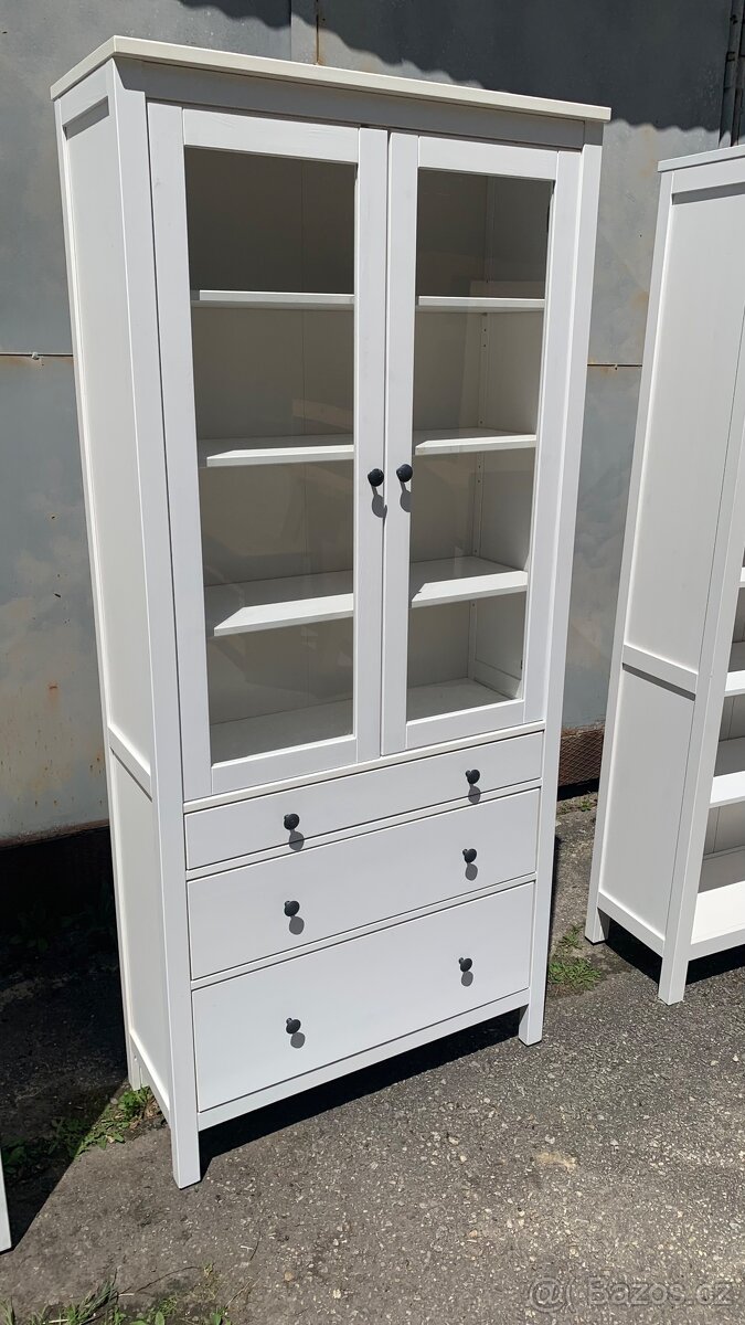 Ikea Hemnes prosklená knihovna - vitrína se šuplíky masiv