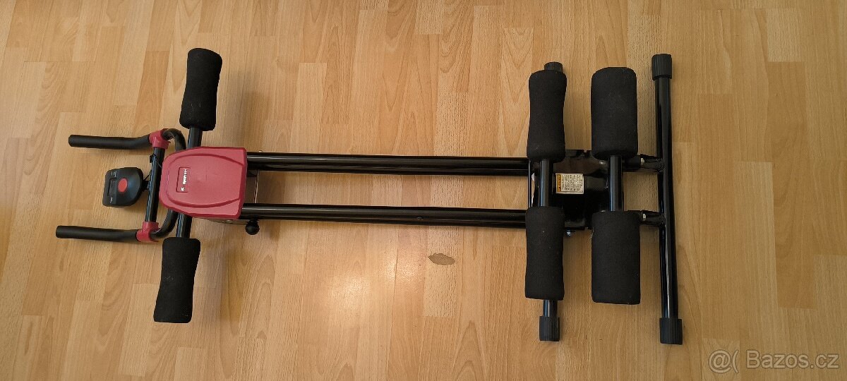 Posilovací stroj na břicho a zada