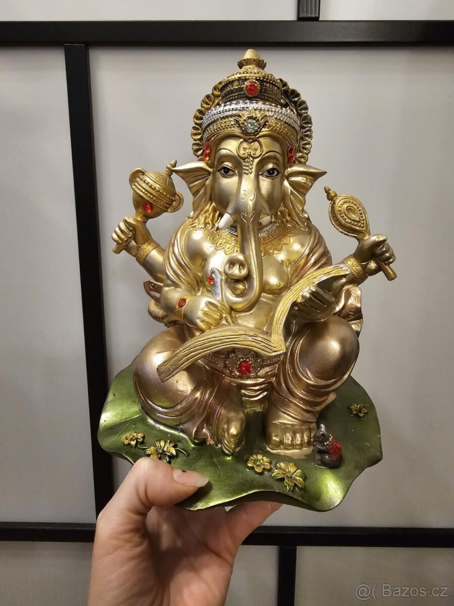 Bohatě zdobená soška Ganeshi