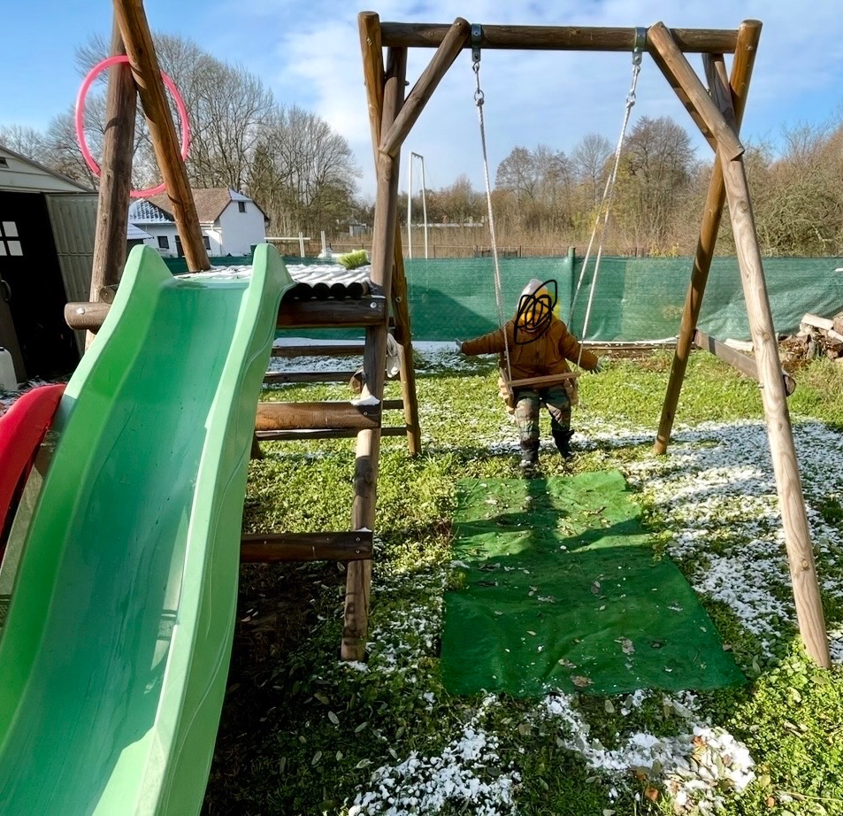 Dětské hřiště se skluzavkou a houpačkou