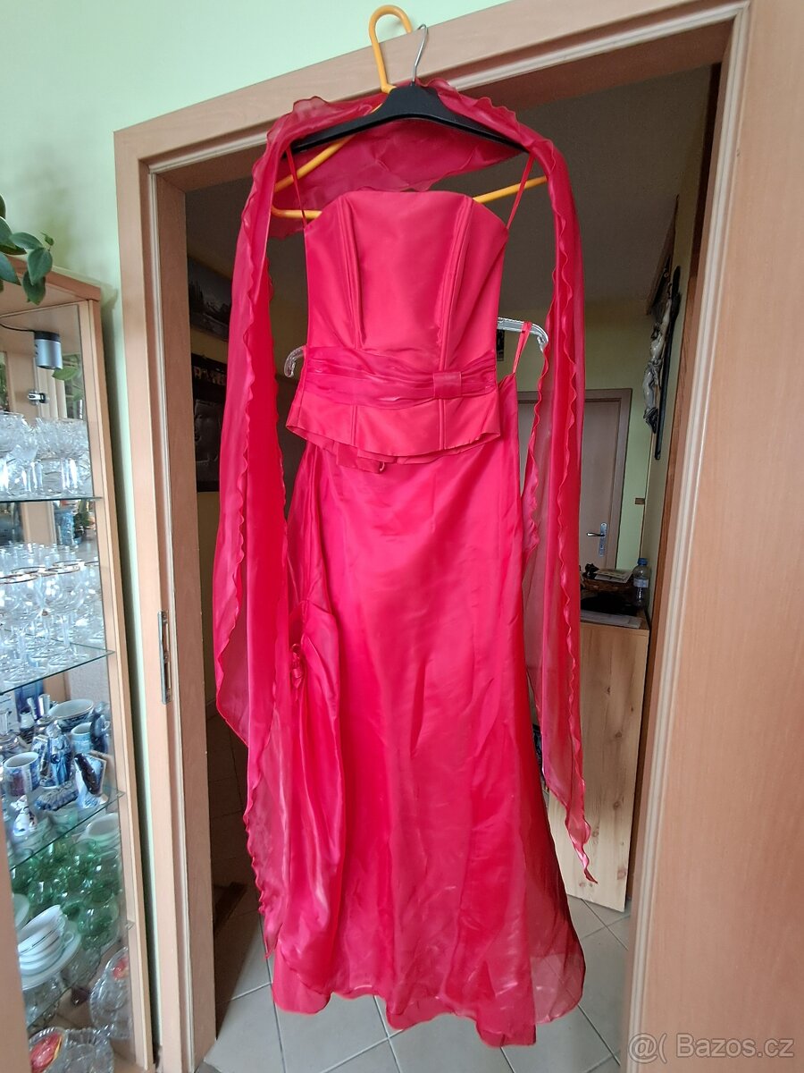 plesové šaty a dlouhá sukně