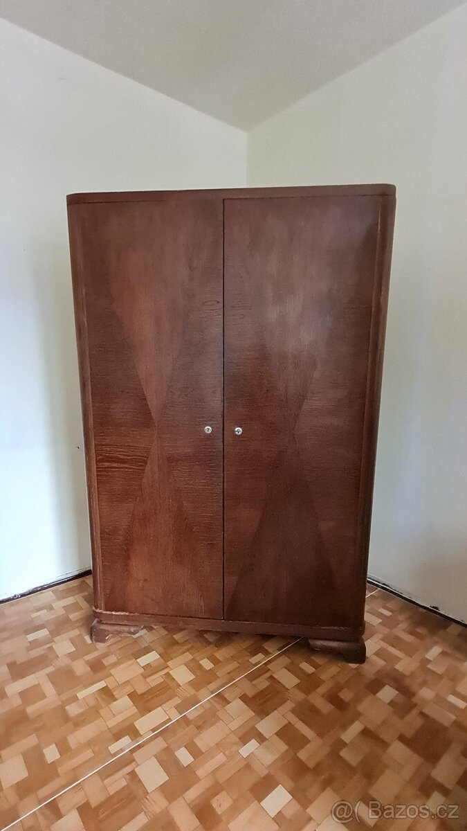 Šatní skříň s dvoukřídlými dveřmi