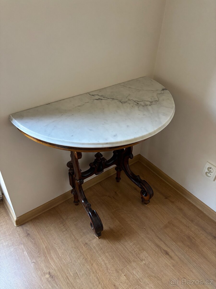 Mramorový stolek