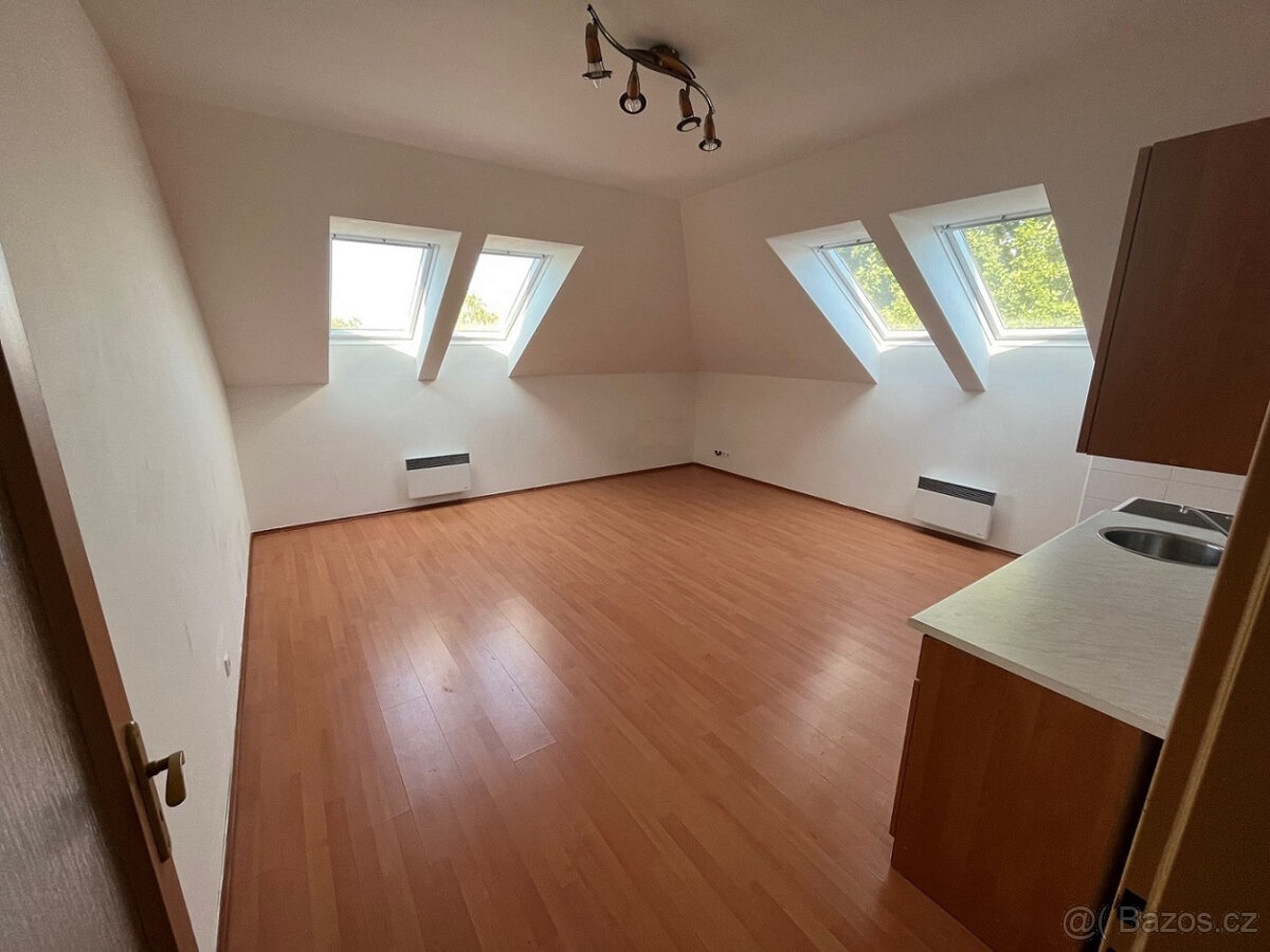 PRONÁJEM, SAMOSTATNÝ BYT 1+KK,  MOHELNICE, 35 m2