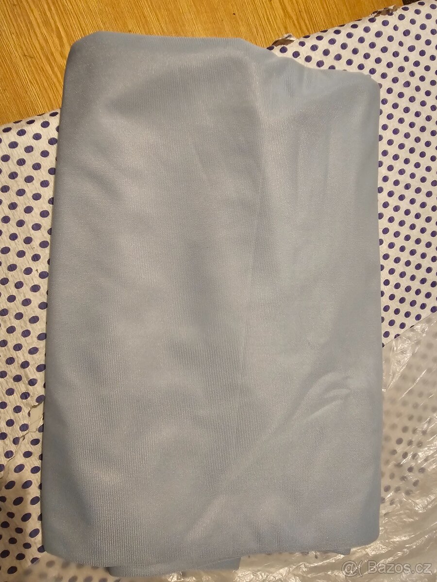 Nová světle šedá podšívkovina 1,5 x 1,5 m