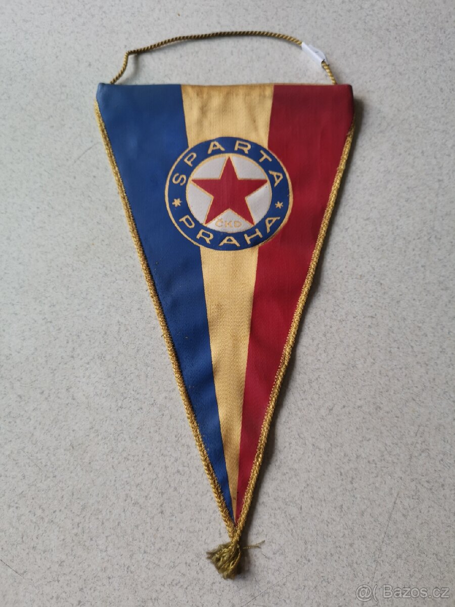 Retro Vlaječka Sparta Praha s podpisy 60 léta