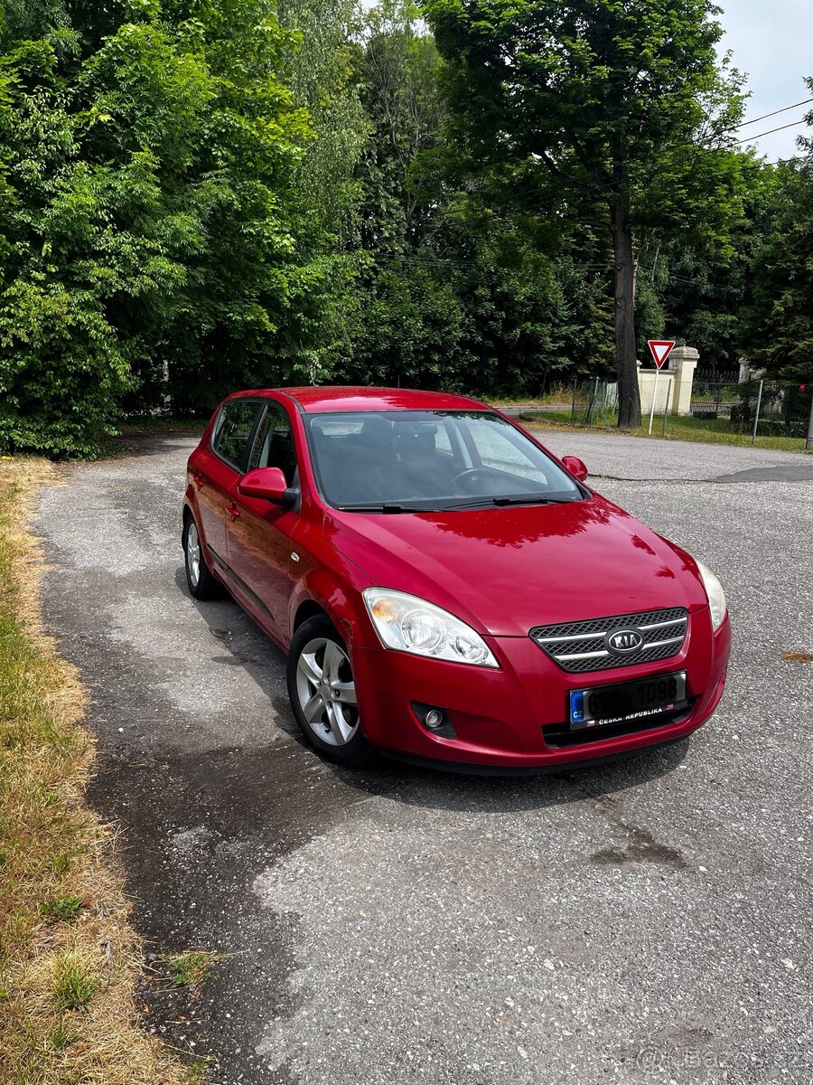 Kia ceed 1.4 benzín 109.000 km