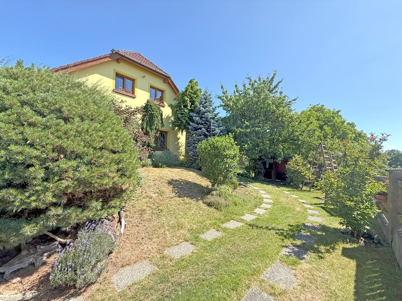 Rodinný dům 4 + kk s fotovoltaikou a zahradou 597 m², lokali