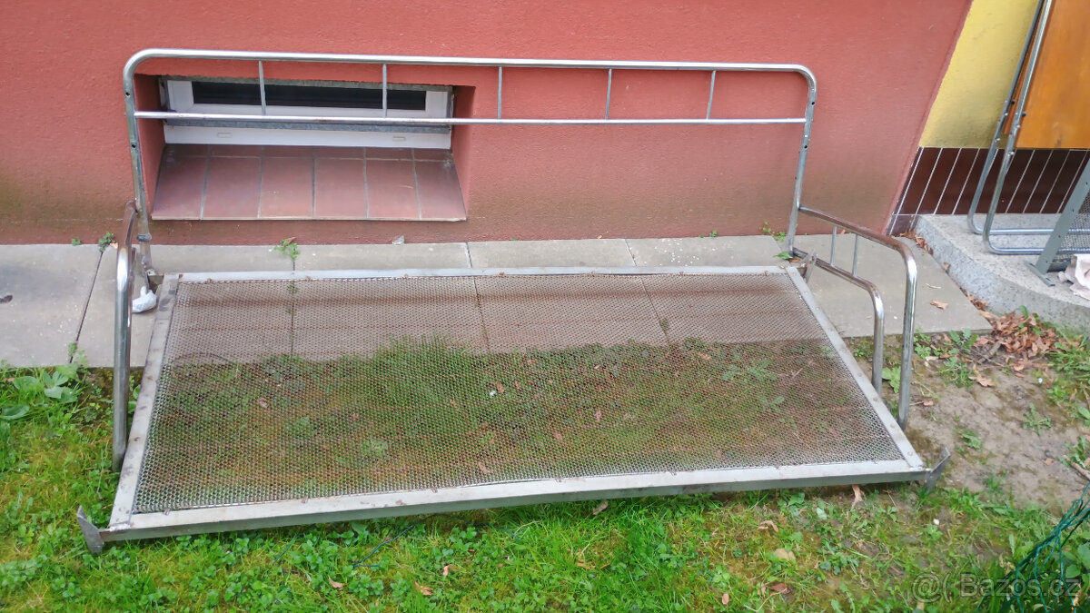 dva trubkové gauče