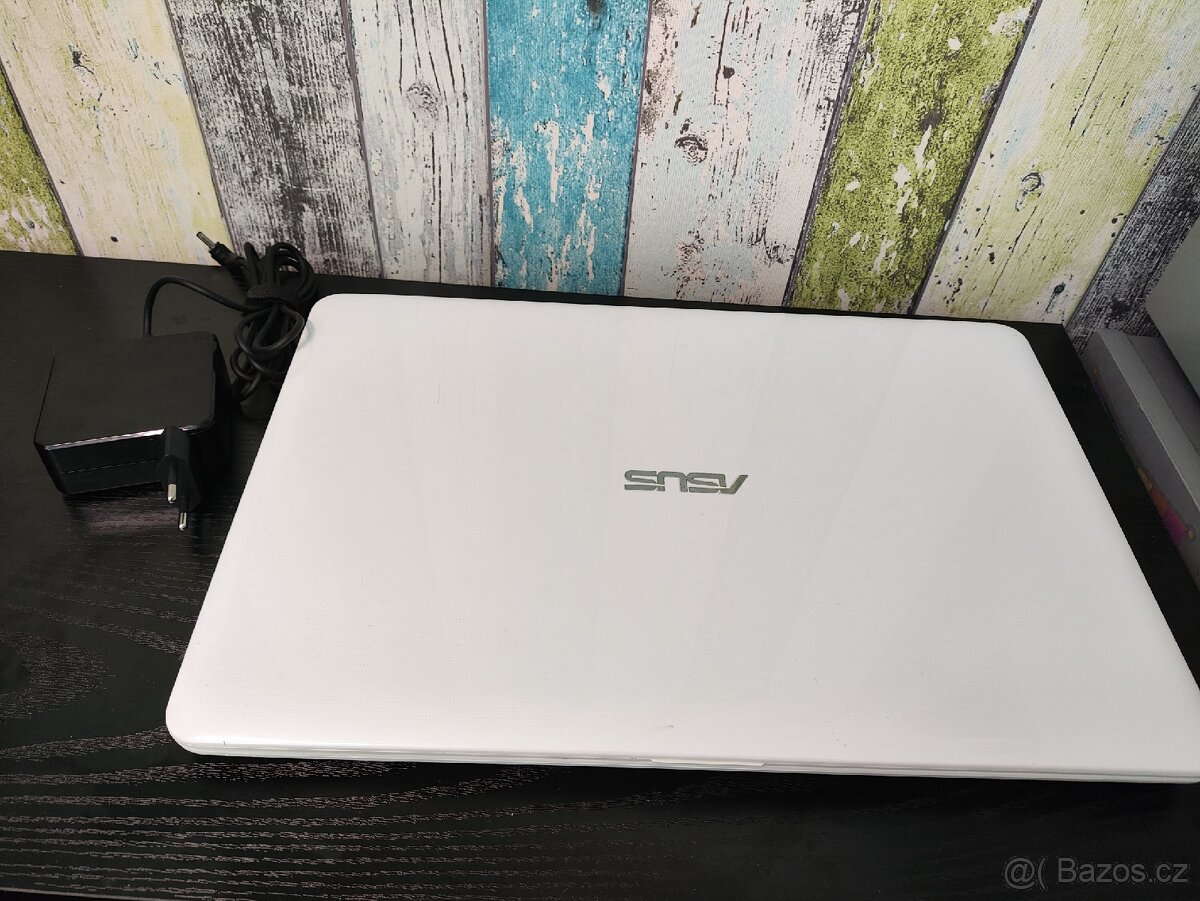 Notebook Asus v dobrém stavu 4 jádra, 4 GB RAM, SSD
