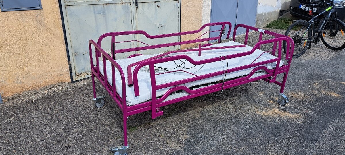 Elektrický polohovací postel - boční zábrany