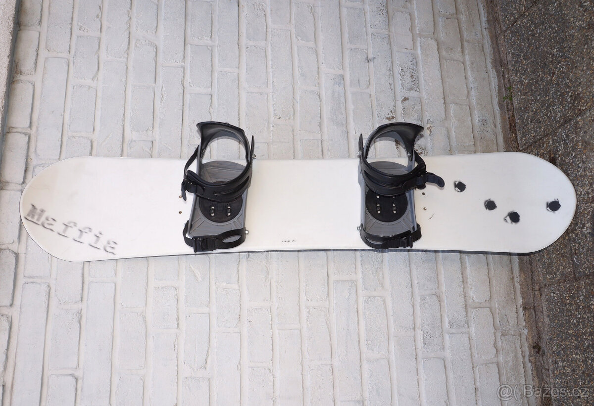 Snowboard 141 Maffia, bezvadný stav, očividně málo jetý.