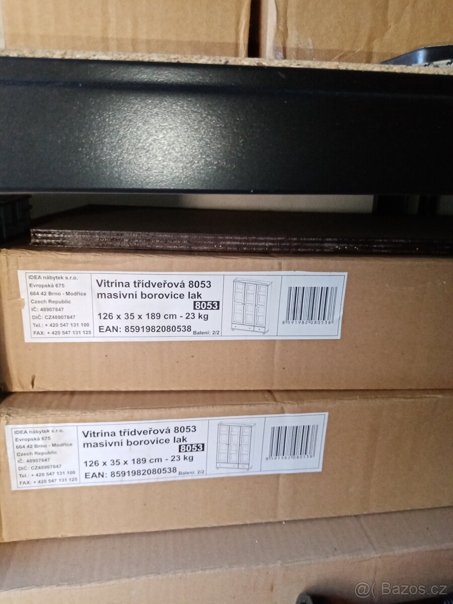 Prodám vitrínu třídveřovou.