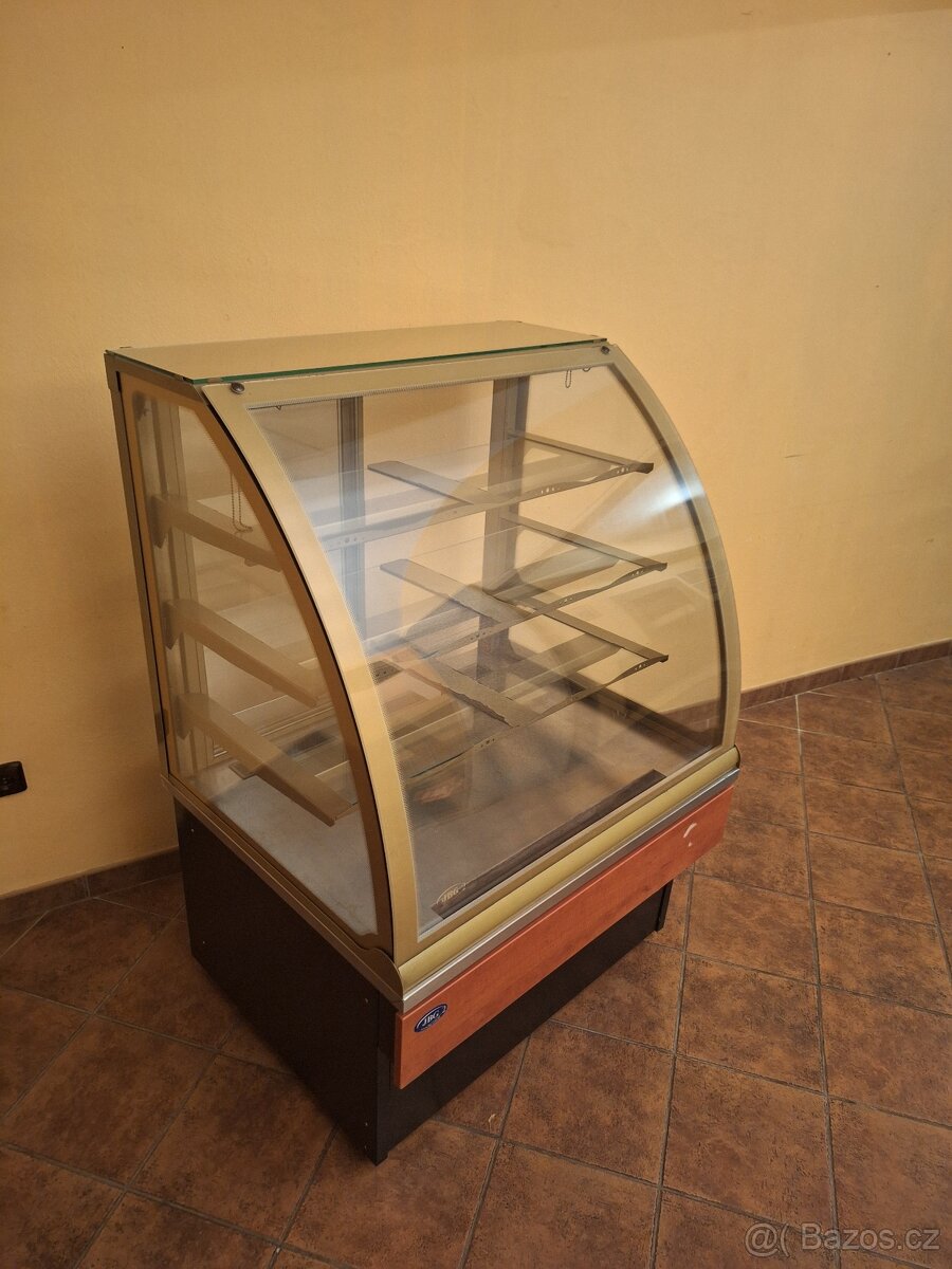 🧁 Chladicí zákusková vitrína – 93 cm, úsporná, výborný stav