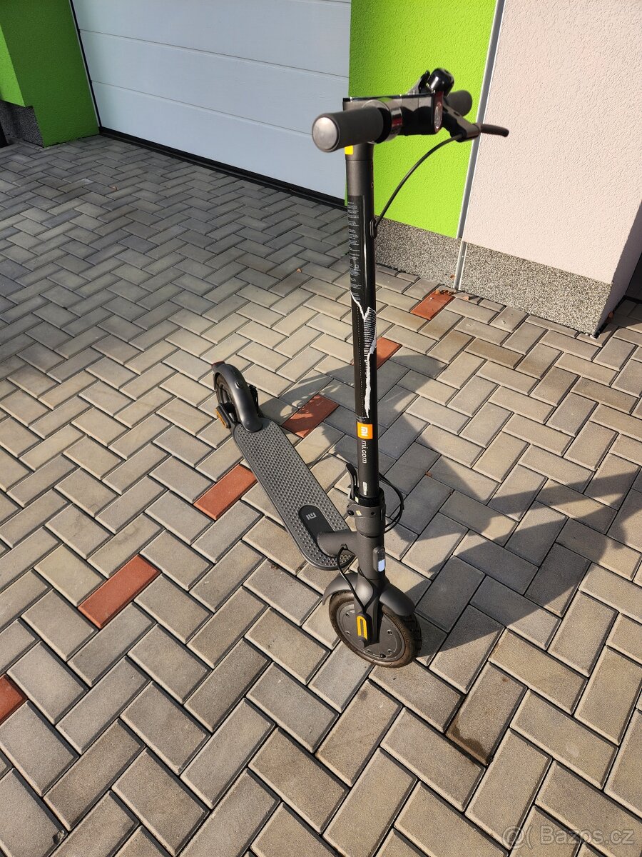 Xiaomi Mi Electric Scooter Essential – jako nová