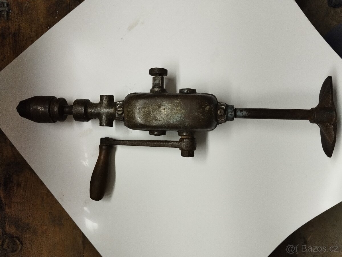 Stará ruční vrtačka