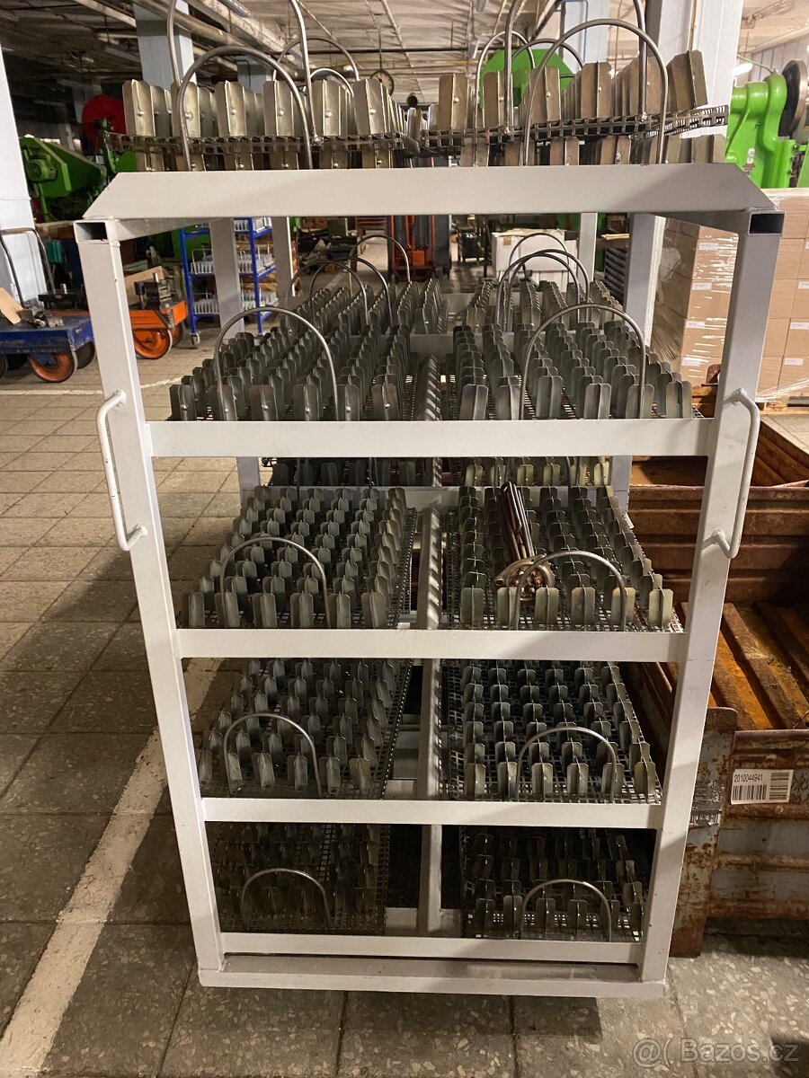 PRŮMYSLOVÝ KOVOVÝ REGÁL /VOZÍK S KOLEČKY