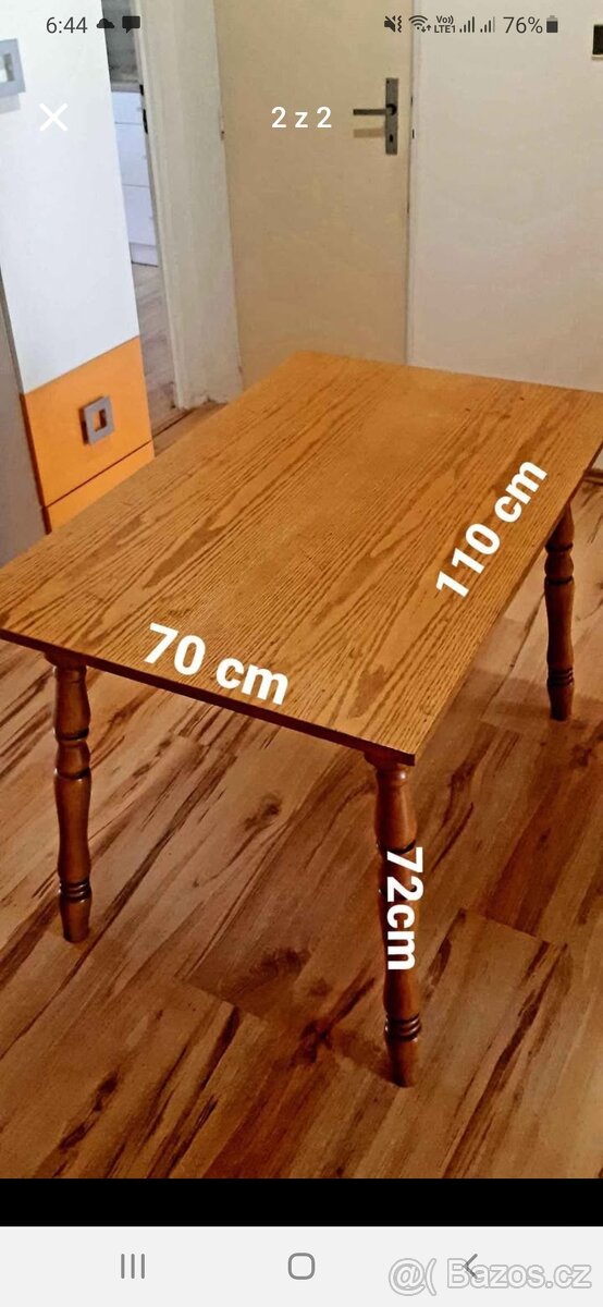 Masivní jídelní stůl