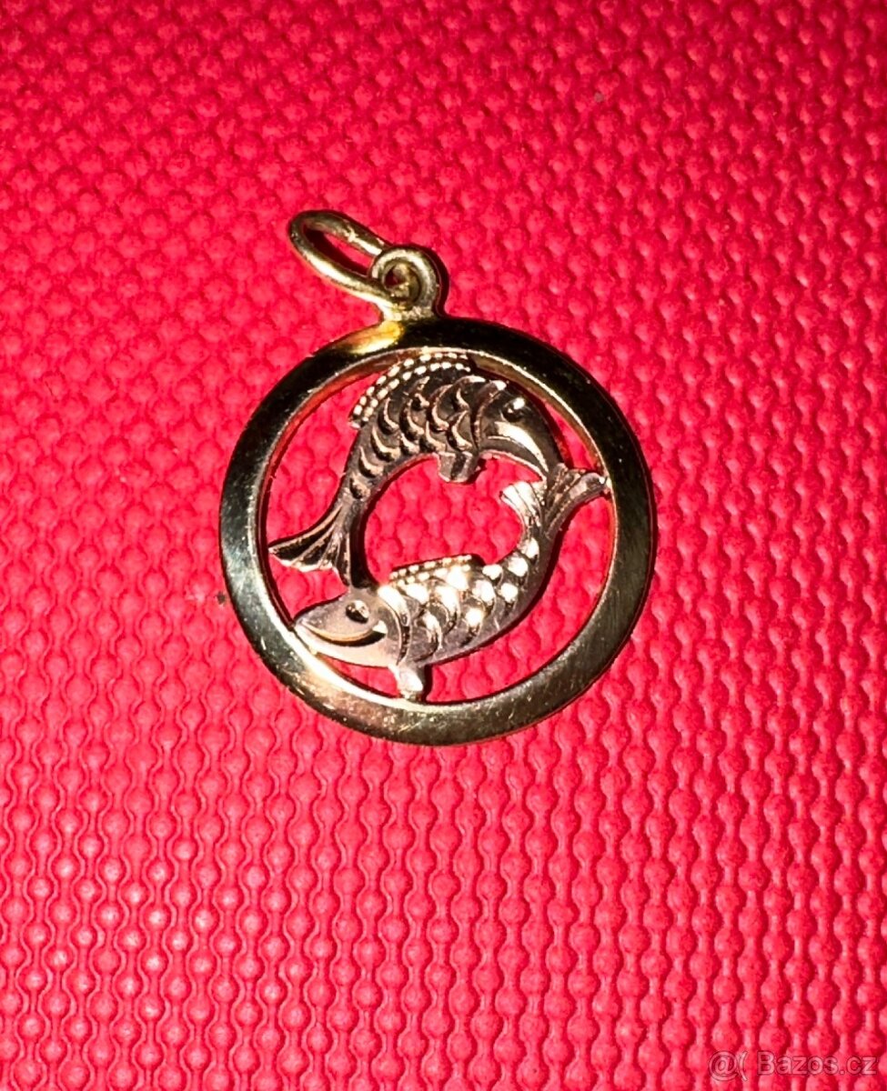 Zlatý přívěsek znamení ryby