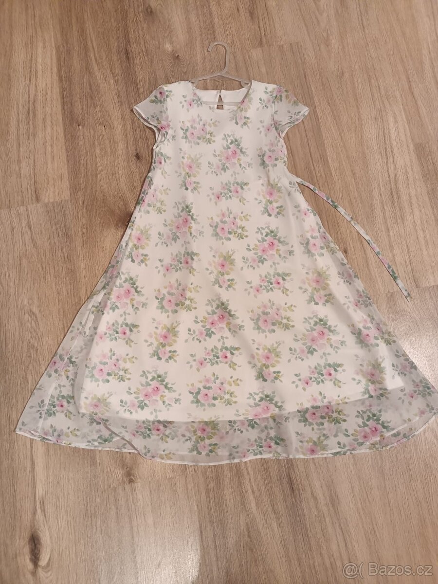 Dvoje šatičky svatba, družička, plesové, do divadla 8-11let