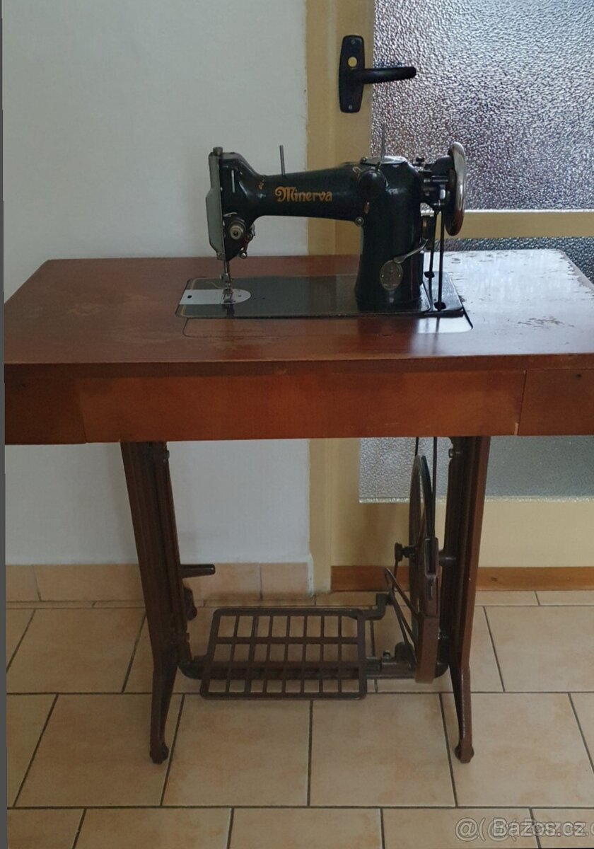 Starý šicí stroj Minerva