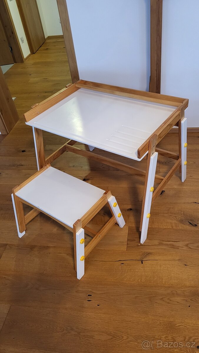 Stolek se židlí