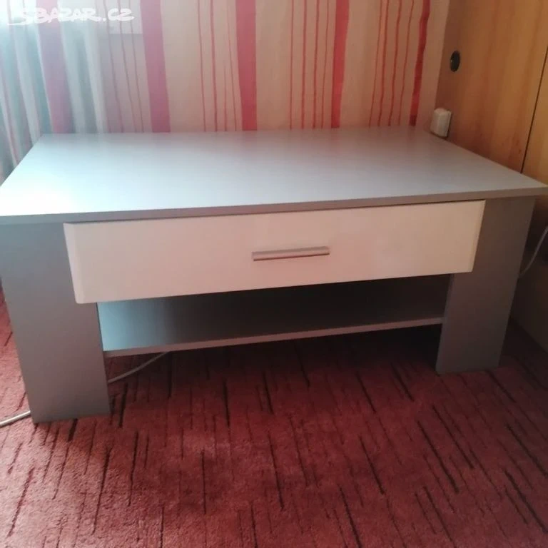 Moc pěkný stoleřek se šuplíky