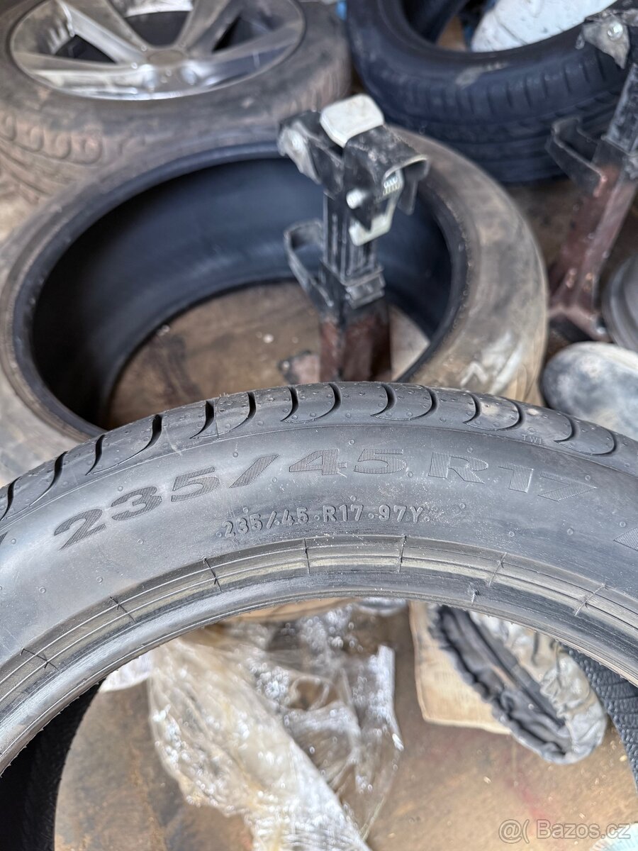 Pneumatiky R17 235/45 nové
