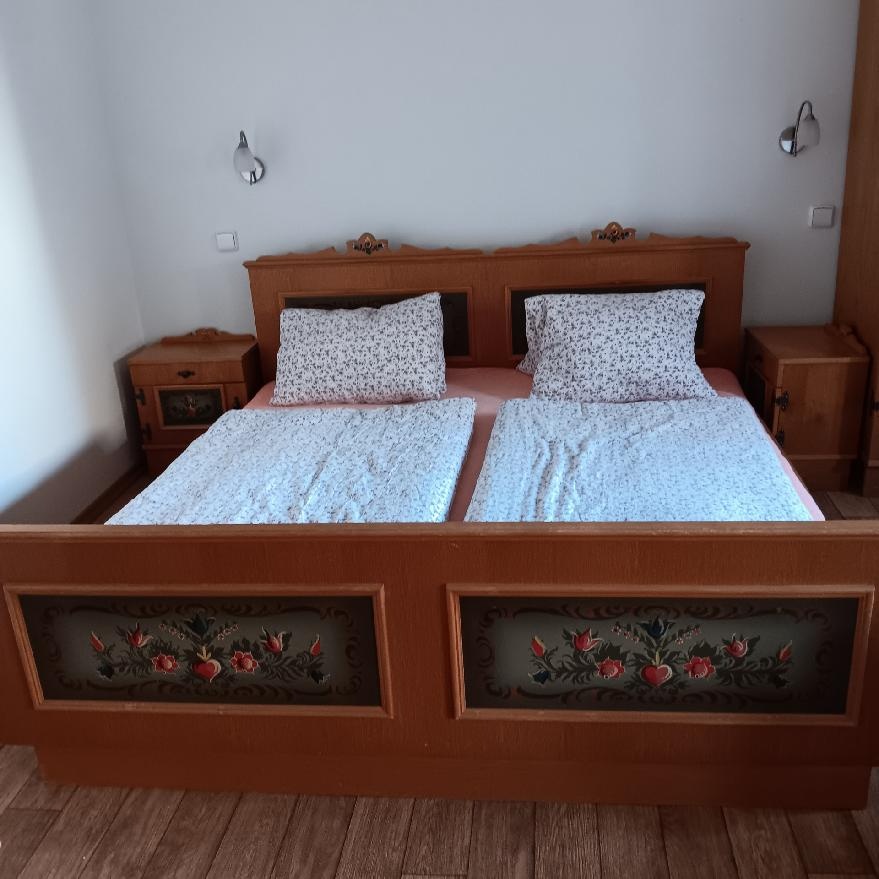 Starodávná malovaná ložnice