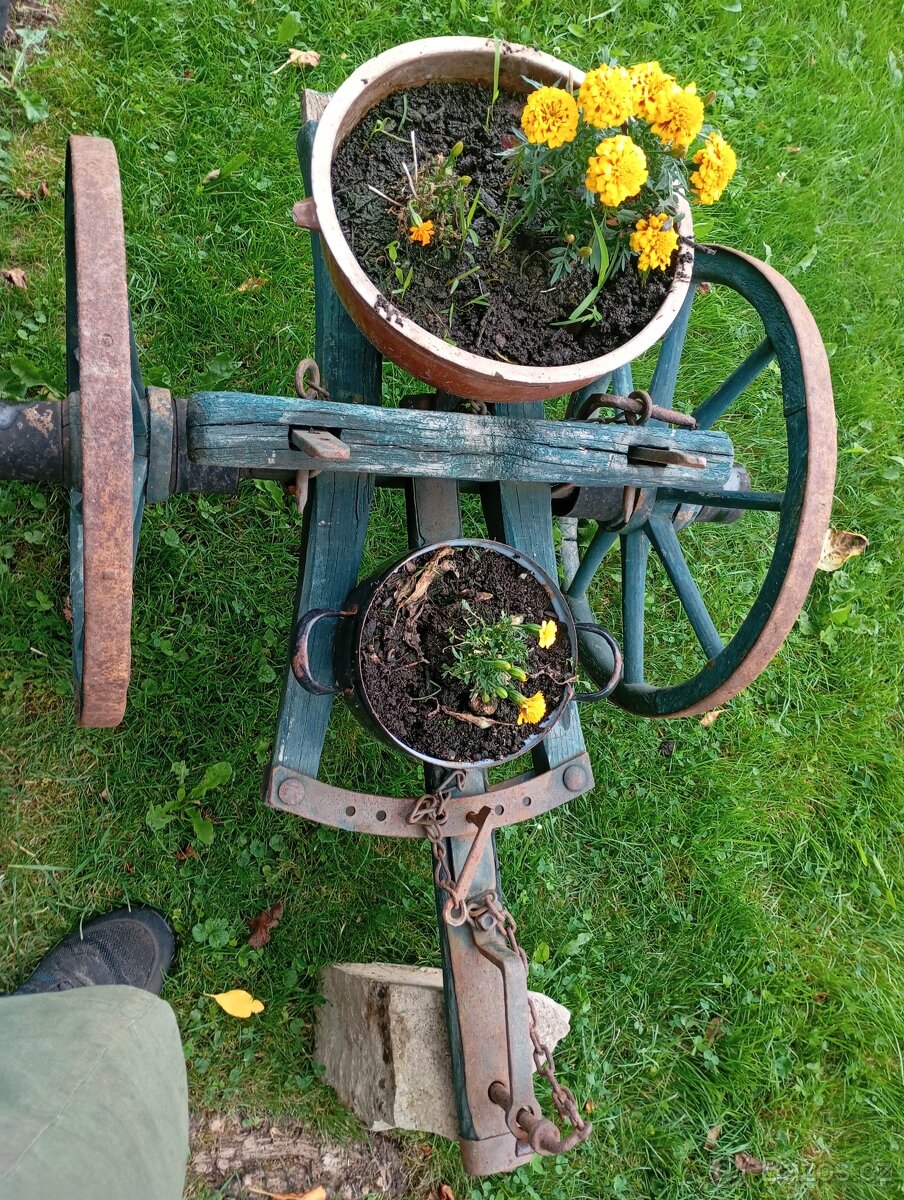 Kola na trakař dekorace na zahradu