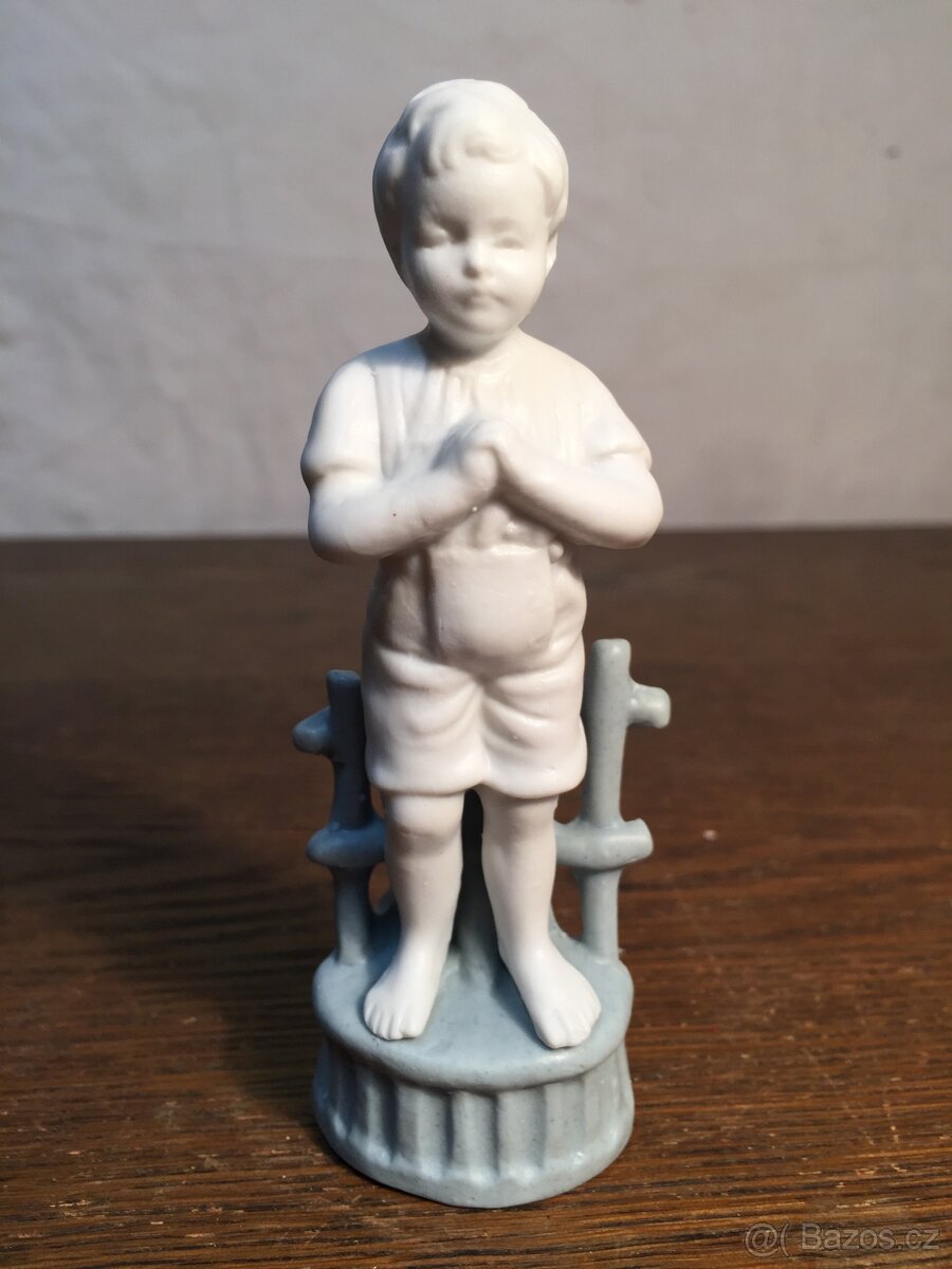 1900 značená porcelánová vázička soška chlapec