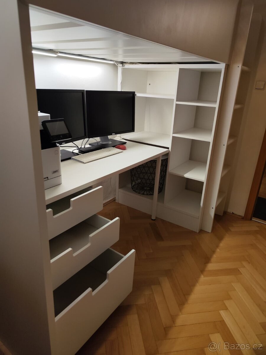 Dětská patrová postel s psacím stolem