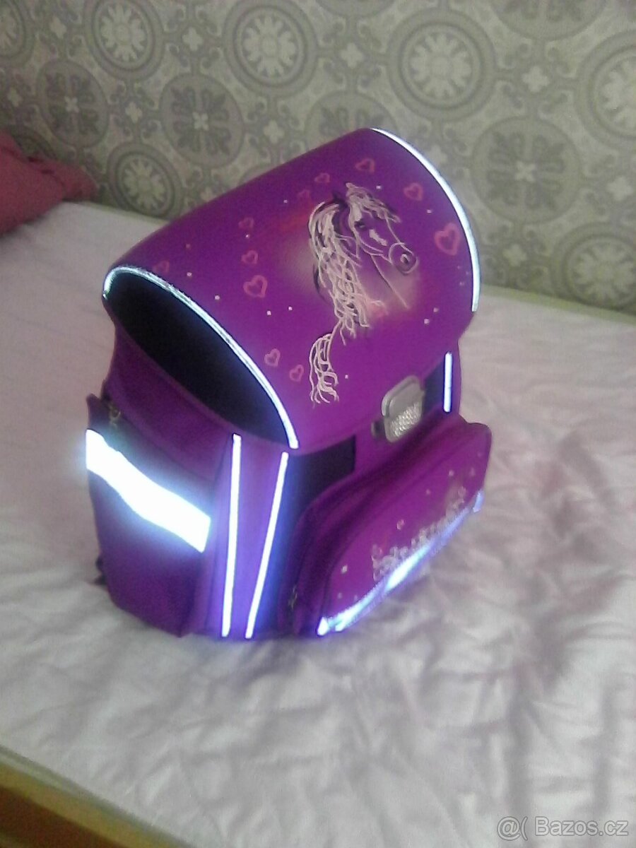 Školní aktovka-krásná s bezpečnostními prvky