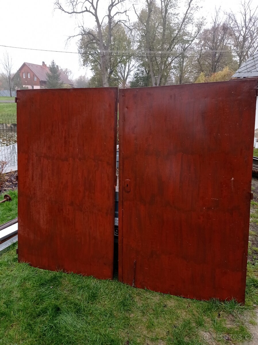 Dvoukřídlé vrata garáže