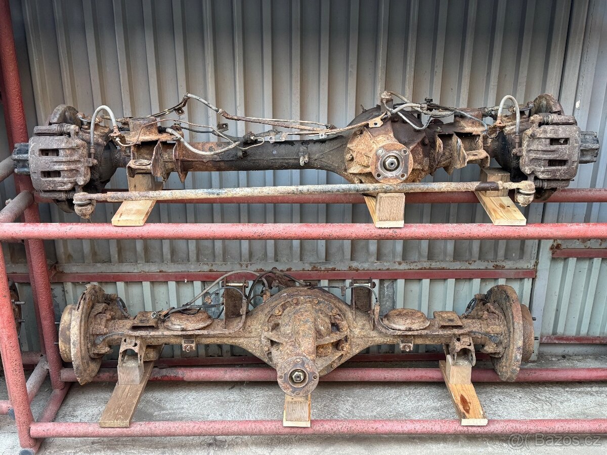 Přední a zadní náprava Nissan Patrol Y61